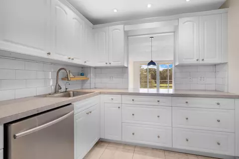 575 Oaks Ln #305, Pompano Beach, FL 33069