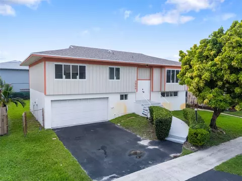 7904 NW 40th St, Hollywood, FL 33024