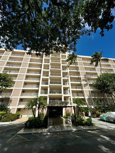 2661 S Course Dr #302, Pompano Beach, FL 33069