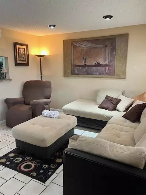 9081 Sunrise Lks #216, Sunrise, FL 33322