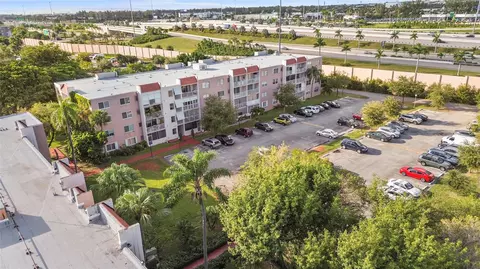 8411 NW 8th St #207, Miami, FL 33126