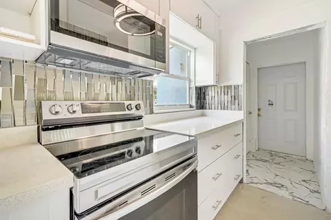 871 E 14th St, Hialeah, FL 33010