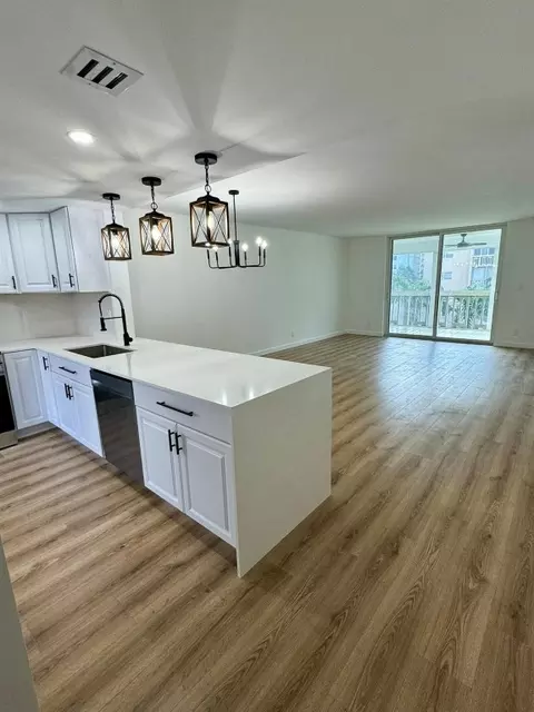 500 NE 12th Ave #302, Hallandale Beach, FL 33009