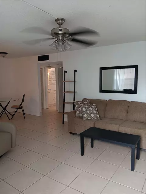 30 SE 4th Ave #102, Hallandale Beach, FL 33009