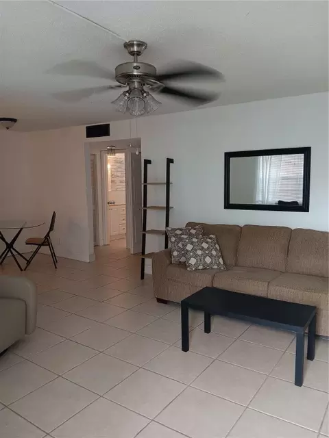 30 SE 4th #102, Hallandale Beach, FL 33009