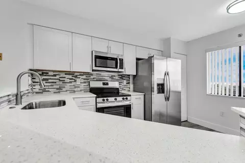 2334 S Cypress Bend Dr #811, Pompano Beach, FL 33069