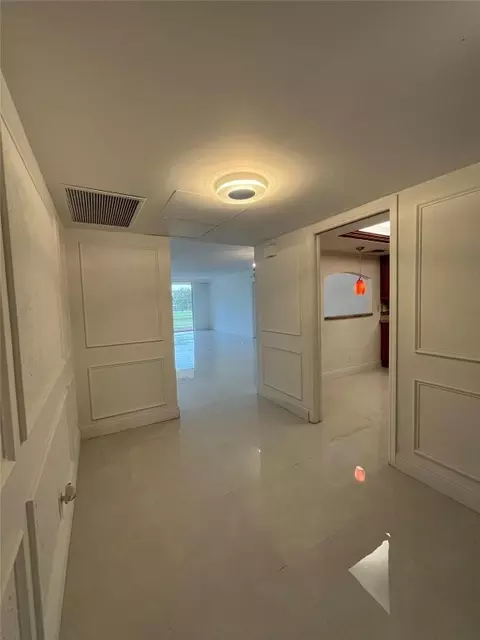 565 Oaks #206, Pompano Beach, FL 33069