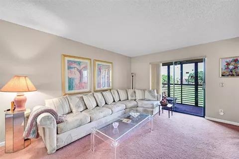 10101 Sunrise Lakes Blvd #305, Sunrise, FL 33322