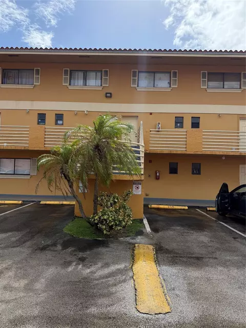 180 Royal Palm Rd #116, Hialeah, FL 33016