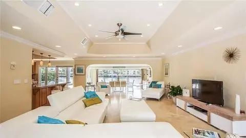 Living - 412 SE 28th Ave, Pompano Beach, FL 33062 photo 2 of 2