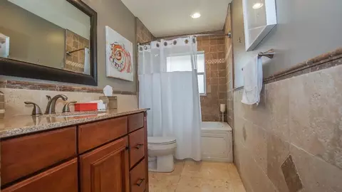 Bath - 412 SE 28th Ave, Pompano Beach, FL 33062 photo 1 of 1