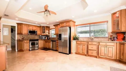 Kitchen - 412 SE 28th Ave, Pompano Beach, FL 33062 photo 2 of 2