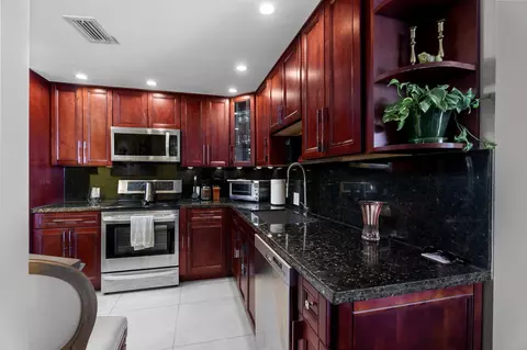 2940 N Course Dr #805, Pompano Beach, FL 33069