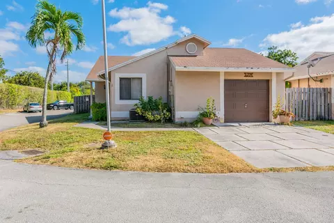 901 SW 109th Ave, Pembroke Pines, FL 33025
