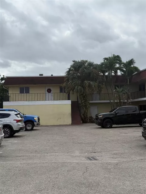1020 Crystal Lake Dr #104, Pompano Beach, FL 33064