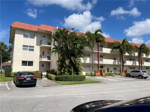 9410 N Hollybrook Lake Dr #310, Pembroke Pines, FL 33025