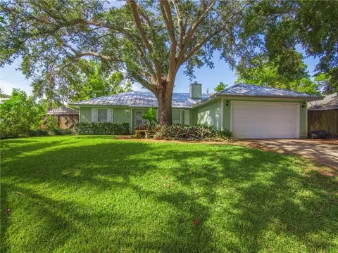 527 10th, Vero Beach, FL 32962
