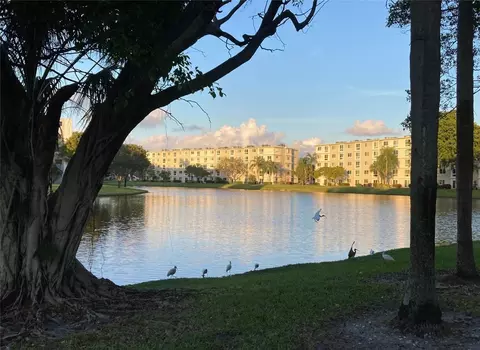 2216 N Cypress Bnd #304, Pompano Beach, FL 33069