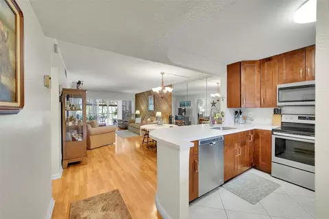 3955 N Nob Hl #210, Sunrise, FL 33351