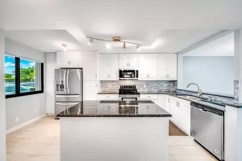 3138 Via Poinciana #107, Lake Worth, FL 33467