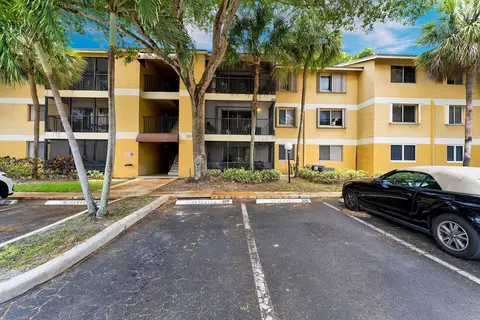 3083 N Oakland Forest Dr #202, Oakland Park, FL 33309