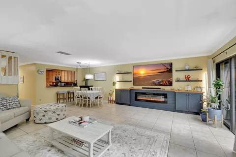 1800 Embassy Dr #105, West Palm Beach, FL 33401