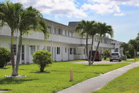 11 NE 204th St #24, Miami, FL 33179
