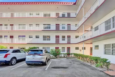 4270 NW 40th St #211, Lauderdale Lakes, FL 33319