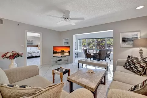4270 NW 40th St #302, Lauderdale Lakes, FL 33319