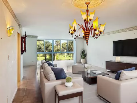3960 Oaks Clubhouse Dr #307, Pompano Beach, FL 33069