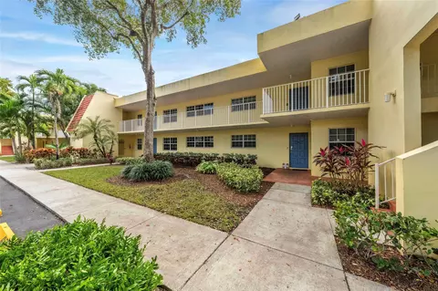 400 Oaks Ln #216, Pompano Beach, FL 33069