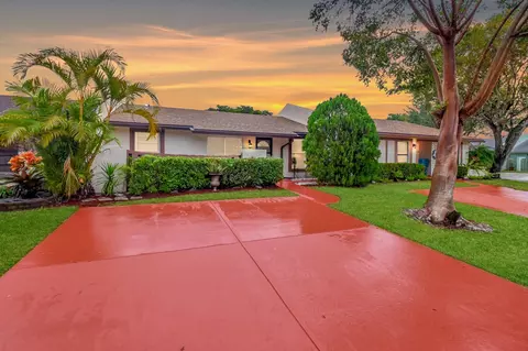 3 Knightsbridge Ln, Boynton Beach, FL 33426