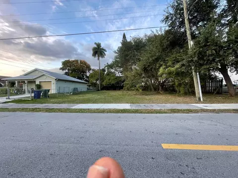 20 NW 10 St, Hallandale Beach, FL 33009