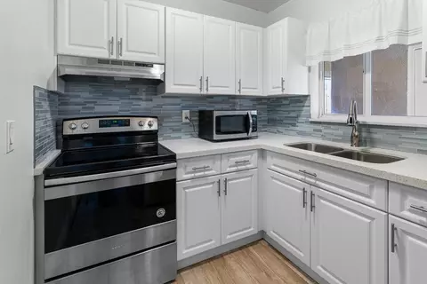 7910 Taft St #304, Pembroke Pines, FL 33024