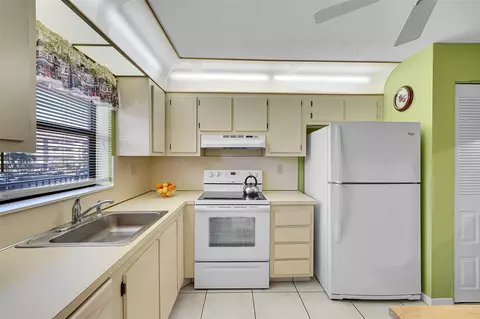 10123 Sunrise Lakes Blvd #206, Sunrise, FL 33322
