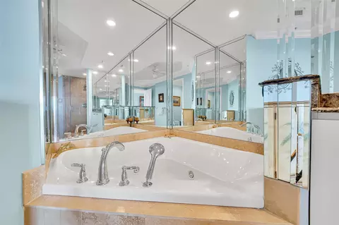 Bath - 821 N Riverside Dr #PH2, Pompano Beach, FL 33062 photo 7 of 9