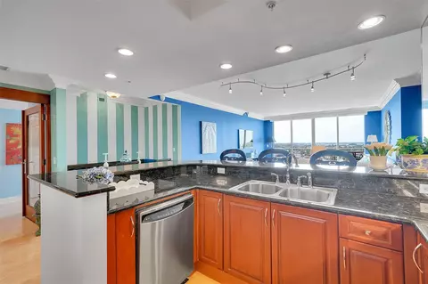 Kitchen - 821 N Riverside Dr #PH2, Pompano Beach, FL 33062 photo 3 of 5