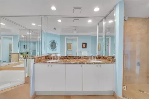 Bath - 821 N Riverside Dr #PH2, Pompano Beach, FL 33062 photo 4 of 9