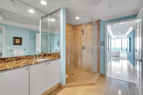 Bath - 821 N Riverside Dr #PH2, Pompano Beach, FL 33062 photo 3 of 9