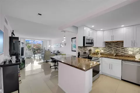 605 Oaks Dr #402, Pompano Beach, FL 33069