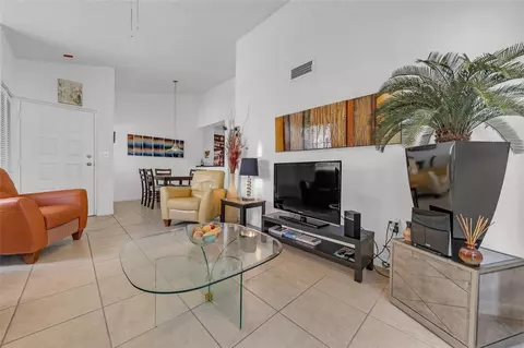 2811 N Oakland Frst #202, Oakland Park, FL 33309