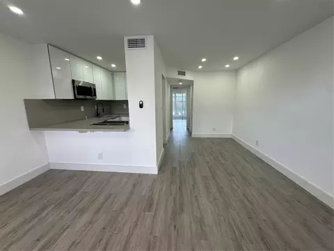9061 Sunrise Lakes Blvd #212, Sunrise, FL 33322