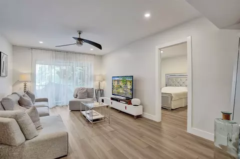 480 NW 20th St #303, Boca Raton, FL 33431