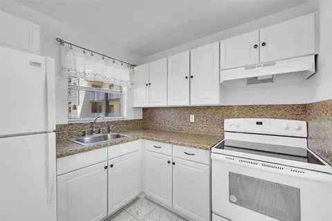 8880 Sunrise Lks #208, Sunrise, FL 33322