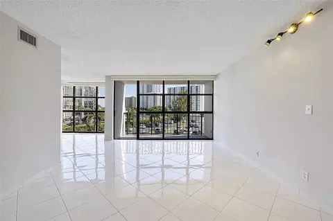 600 Parkview #308, Hallandale Beach, FL 33009
