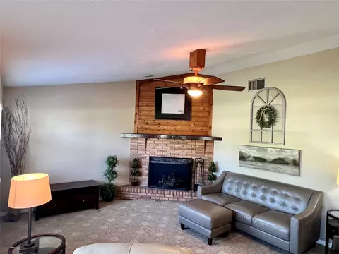 Living - 352 SW 85th Ave, Okeechobee, FL 34974 photo 1 of 2