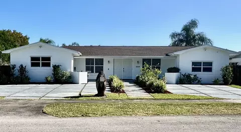 1930 NE 211th St, Miami, FL 33179