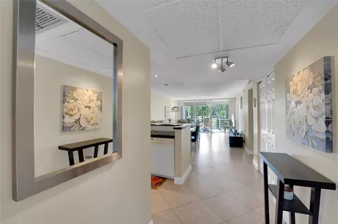 605 Oaks Dr #205, Pompano Beach, FL 33069