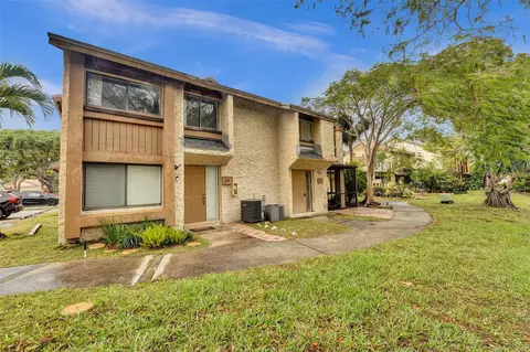 26 Wimbledon Lk #248, Plantation, FL 33324
