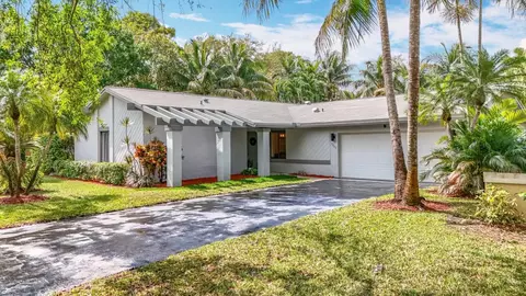 3900 W Sailboat Dr, Hollywood, FL 33026